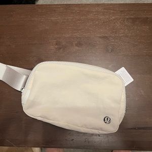 Lululemon Everywhere belt bag NWT